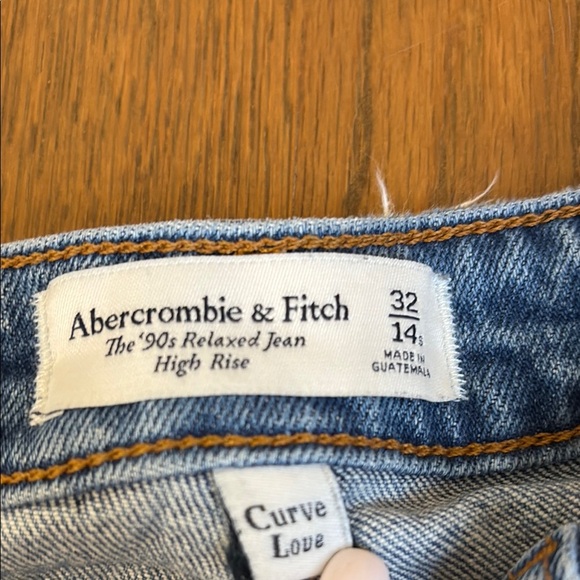 Abercrombie & fitch women’s The 90s Relaxed Jean
High Rise size 32/14 - Picture 5 of 8